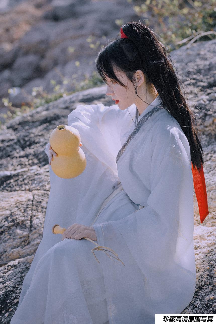 [YITUYU艺图语]2021.09.11 她是一个剑客 许忆[25+1P／325MB]