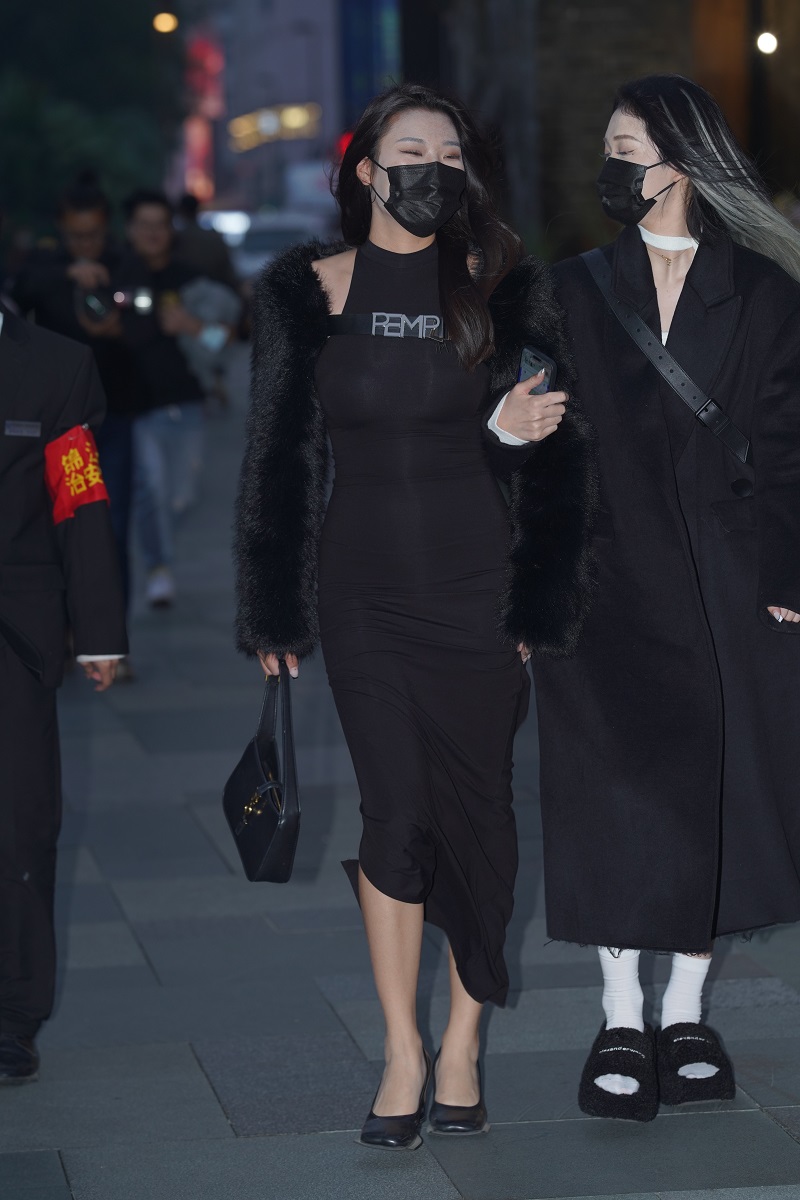 图片[2]-【街拍】性感黑裙美女-艺库