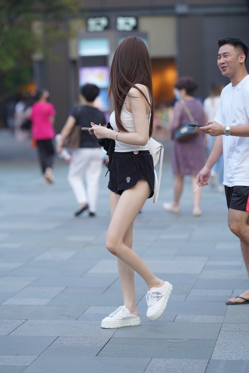 图片[2]-【街拍】热裤大长腿小姐姐-艺库