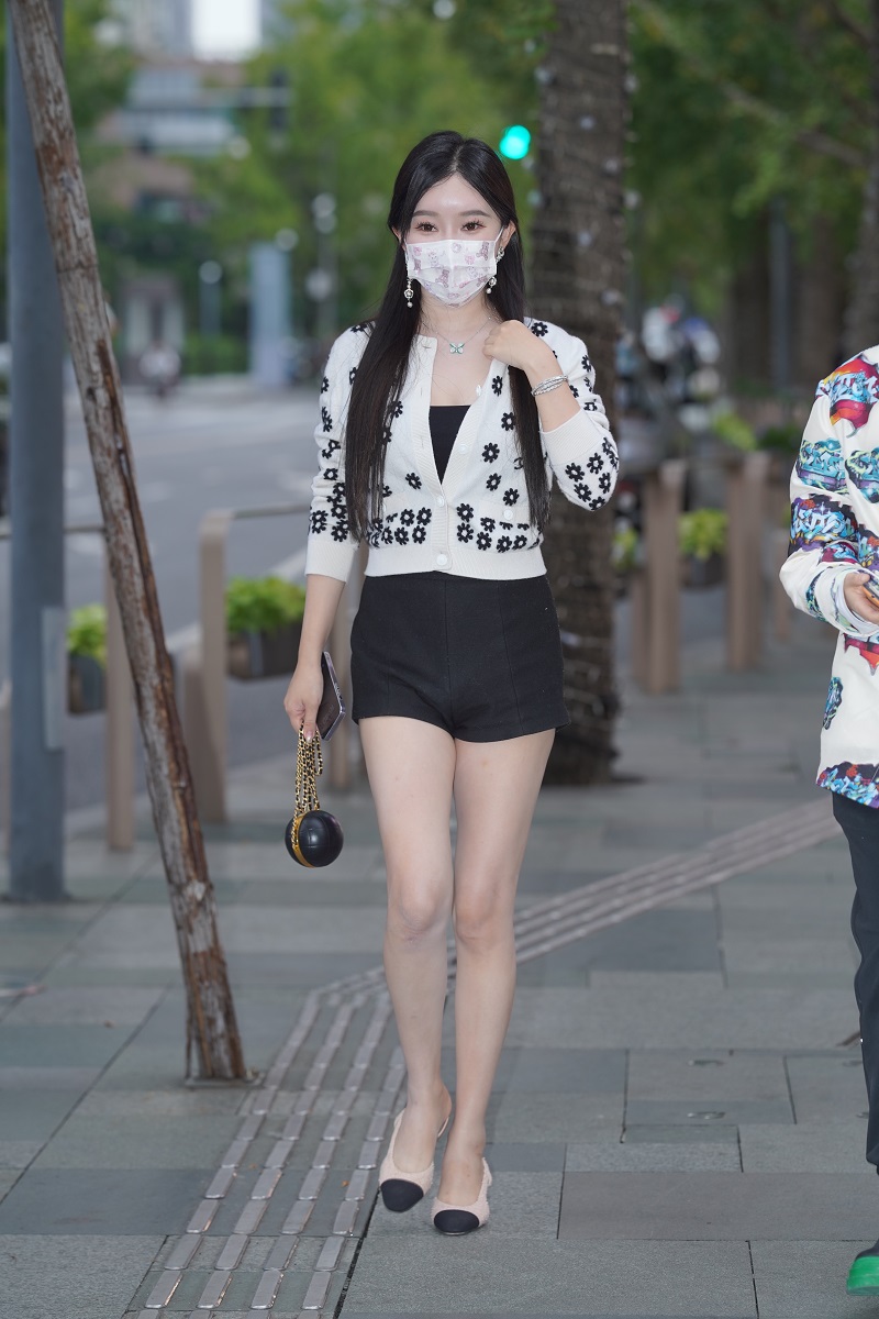 图片[3]-【街拍】漂亮热裤女友-艺库