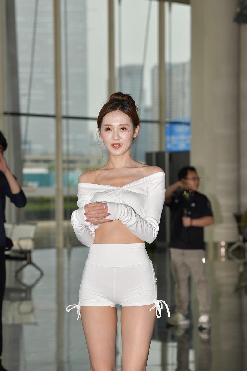 图片[3]-【街拍】热裤大长腿美女-艺库